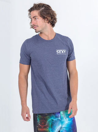 Camiseta com emblema da marca SEXY em azul claro urze